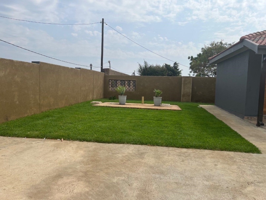 To Let 8 Bedroom Property for Rent in Bethanie North West